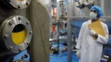 Technik v íránském obohacovacím závodu v Isfahánu