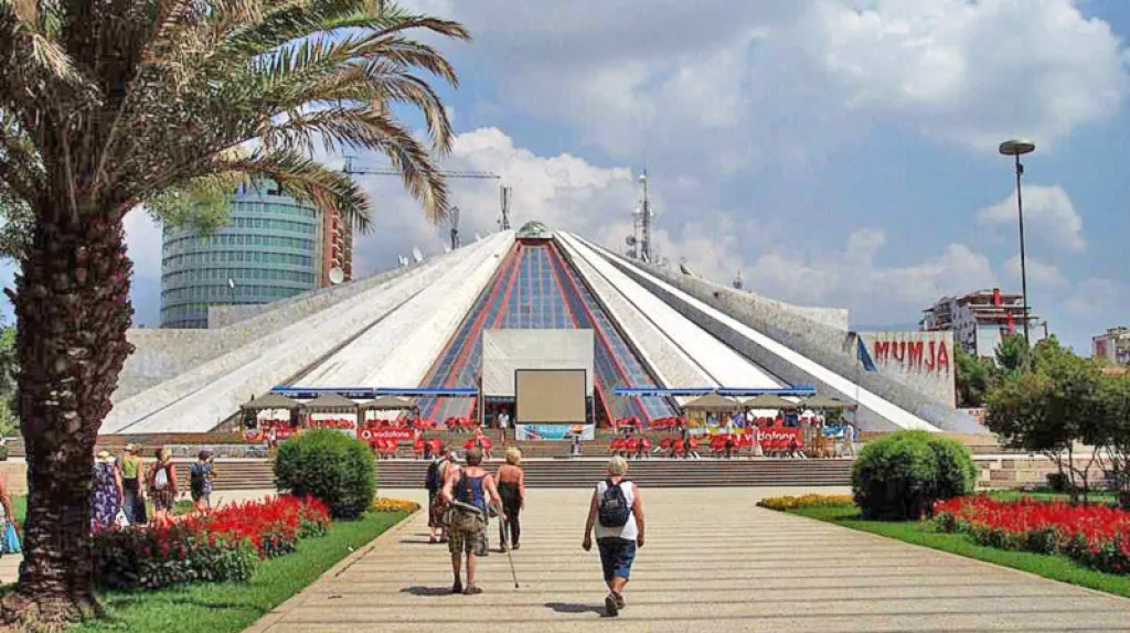 Někdejší památník Envera Hodži