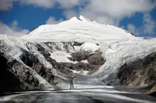 Zlomený ledovec. Výzkum v rakouských Alpách potvrzuje, že změny klimatu výrazně urychlují tání