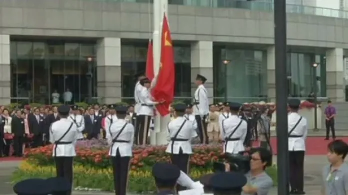 Vlajky a zpěv: Peking slaví 65 let od vzniku lidové republiky