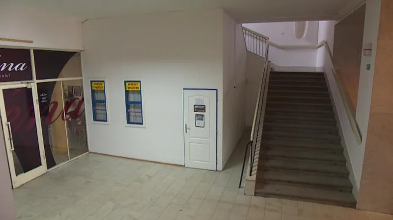 Černá stavba pod schodištěm