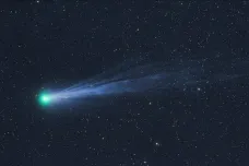 V souhvězdí Andromedy září jasná kometa. Za dobrých podmínek může být pozorovatelná i bez dalekohledu
