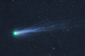 V souhvězdí Andromedy září jasná kometa. Za dobrých podmínek může být pozorovatelná i bez dalekohledu