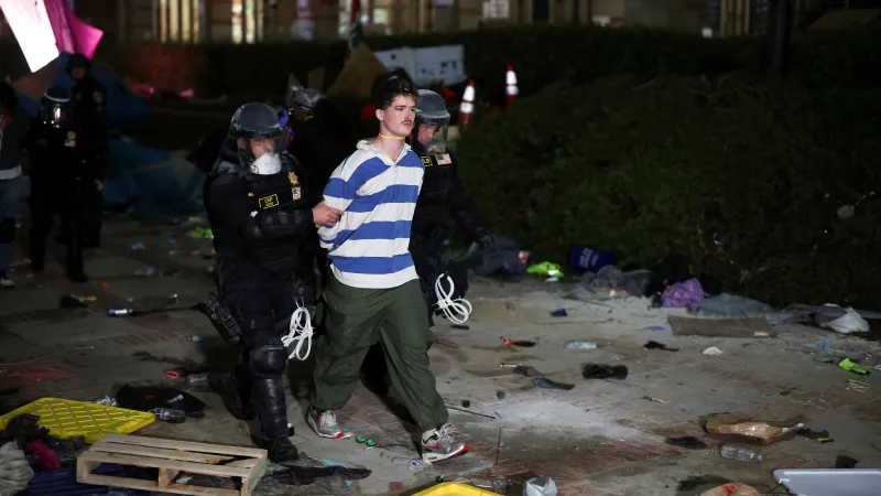 Americké bezpečnostní složky zadržely jednoho z protestujících na Kalifornské univerzitě