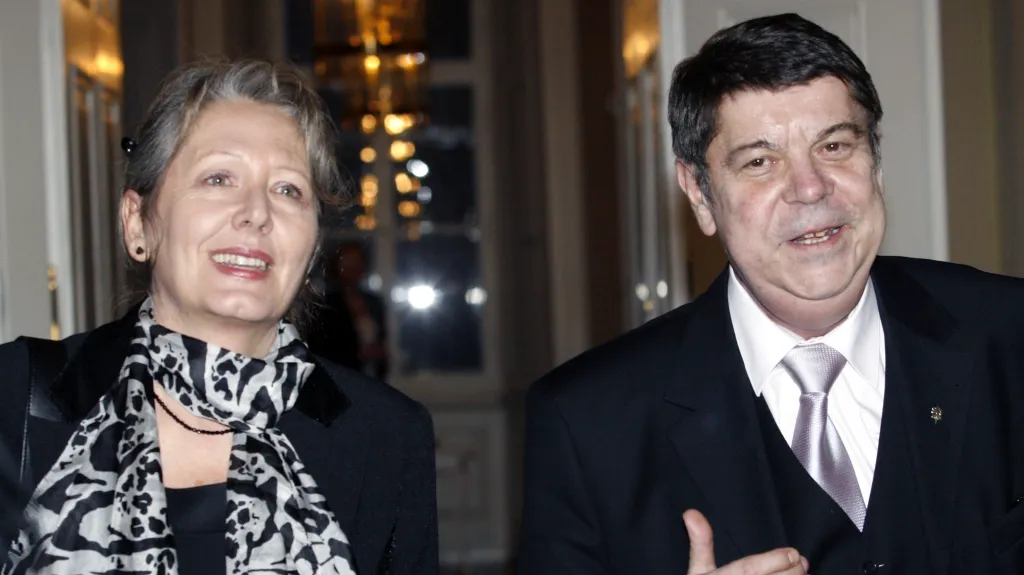 Nastupující ministryně kultury Helena Třeštíková a její předchůdce Martin Štěpánek (leden 2007)