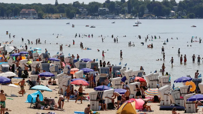 Lidé v Berlíně tráví horký den u jezera Wannsee