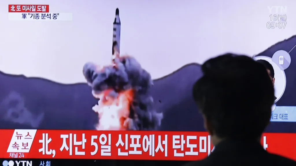 Muž sleduje v jihokorejské televizi zpravodajství o odpálení severokorejské rakety