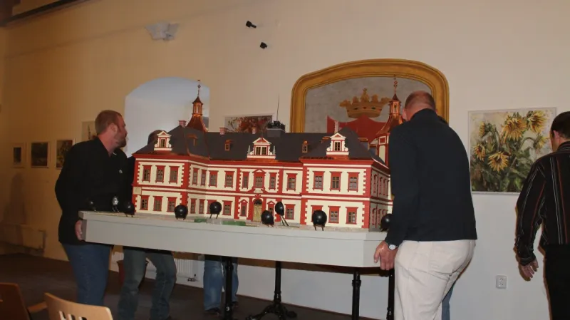 Stěhování miniatury zámku