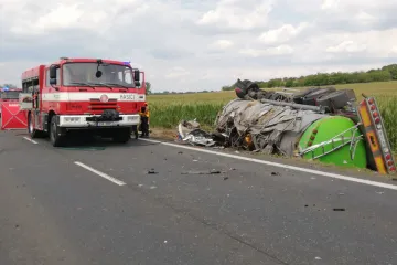 Tragická nehoda na Kutnohorsku. Po srážce s cisternou zemřeli rodiče s dítětem