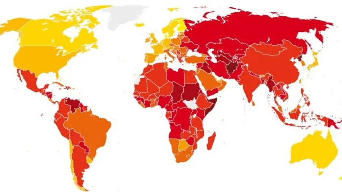 Vnímání korupce ve světě podle Transparency International (nejlépe hodnocené země vyznačeny žlutou barvou, nejhůře tmavě červenou)