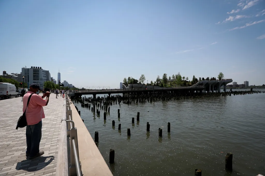 Manhattan mění svoji tvář. Pro návštěvníky otevřel novy umělý ostrov, na kterém vyrostl park