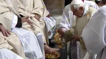 Benedikt XVI. myje nohy dvanácti starcům