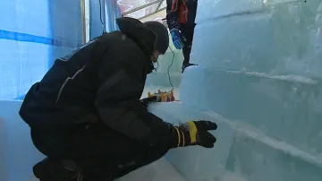 Sochaři z ledu připravují své výtvory
