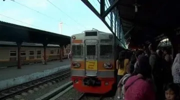 Vlak přijíždí do stanice v Jakartě
