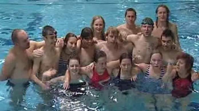 Tělesně postižené děti z Jihlavy se učí plavat jen díky dobrovolníkům.