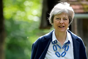 Britská premiérka Mayová skončila v čele konzervativců. Vládu zatím povede dál