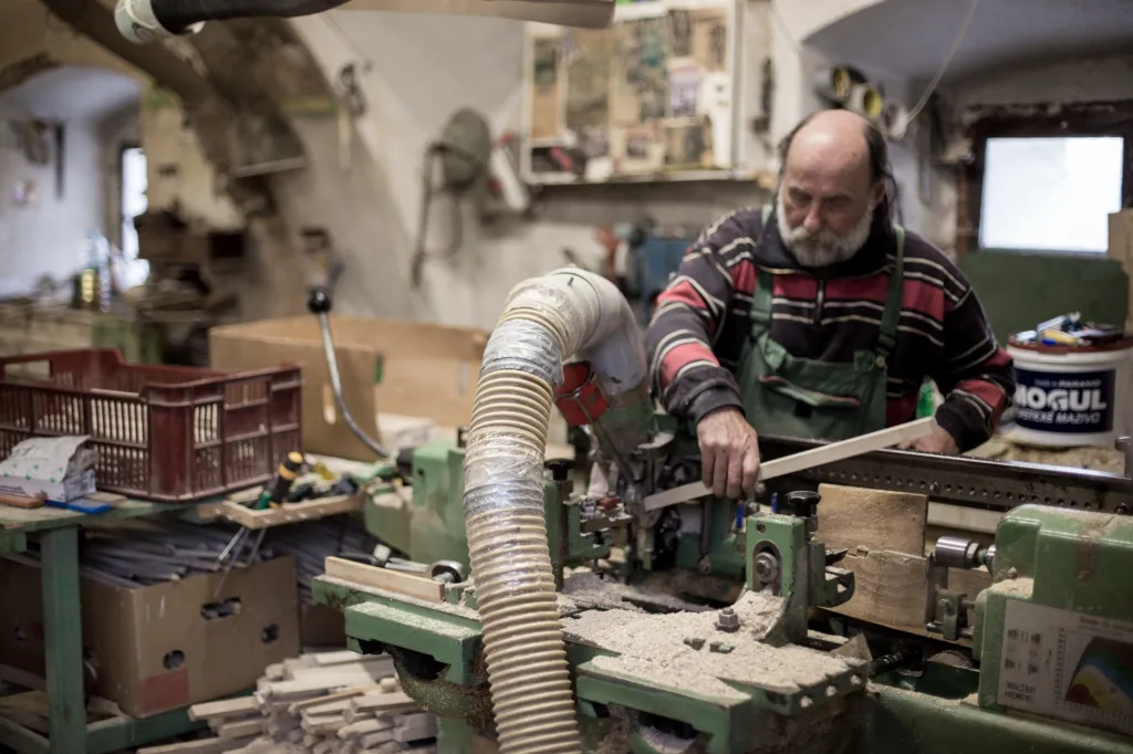 Po vysušení dřeva je nutné vyrobit hranoly, které se následně váží. Truhlář musí sledovat jednotlivé kusy, zda nemají kaz. Hranoly se pak vloží do soustruhu, který je upraví na základní tvar. Nevýhoda dřeva je, že kmen má jinou hmotnost uprostřed a na kraji stromu. Jihočeská firma jako první na světě začala vážit paličky před opracováním. Katalogové paličky tak od té doby mají stejnou hmotnost