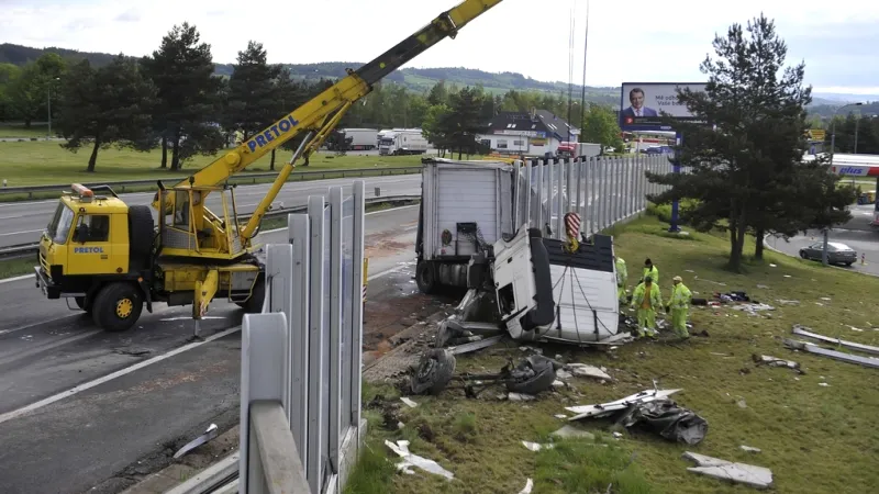 Následky jedné z nehod kamionů na D1