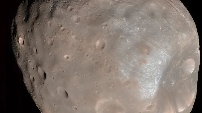 Phobos na snímku sondy Mars Reconnaissance Orbiter z 23. března 2008