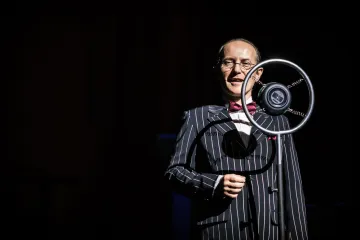 „Každý by potřeboval Saturnina.“ V Brně divákům zaswinguje