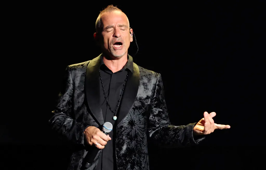 Italský zpěvák, písničkář a hudební skladatel Eros Ramazzotti na své šňůře Una Storia Importante, pojmenované po jednom ze svých nejslavnějších hitů, nemine ani Česko. Show s retrospektivou jeho hudební dráhy chystá na 10. dubna do Prahy