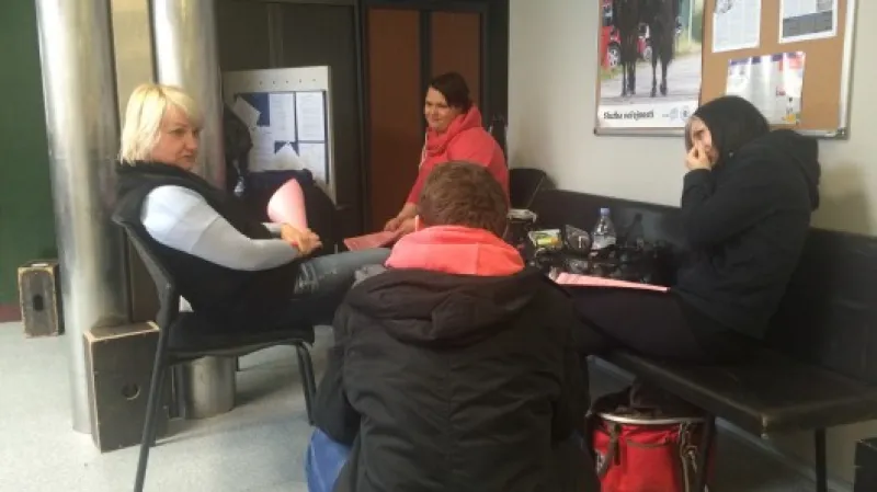 Do natáčecího plánu nahlížíme s maskérkami. Na co se těšíte? "Na mrtvýho taxikáře v rybníku," praví Kateřina Sittová (vlevo). "A doufáme, že nebude zamrzlej jako minule - ten rybník. Dost blbě se v něm totiž pak plave." A pak že práce maskérů je nuda.