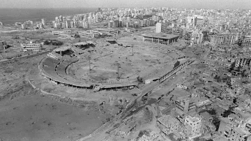 Letecký snímek zničeného stadionu v Bejrútu, který sloužil jako skladiště zbraní Organizace pro osvobození Palestiny. Fotografie vyfocena 1. října 1982