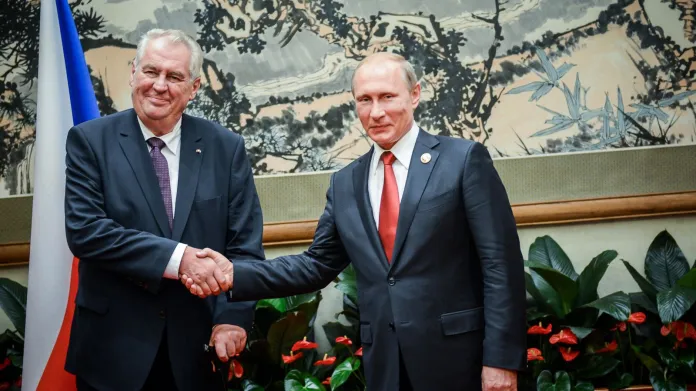 Zeman během setkání s Putinem žertoval i tajil