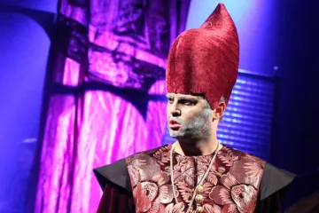 Přežehnal se a na práškách odzpíval premiéru