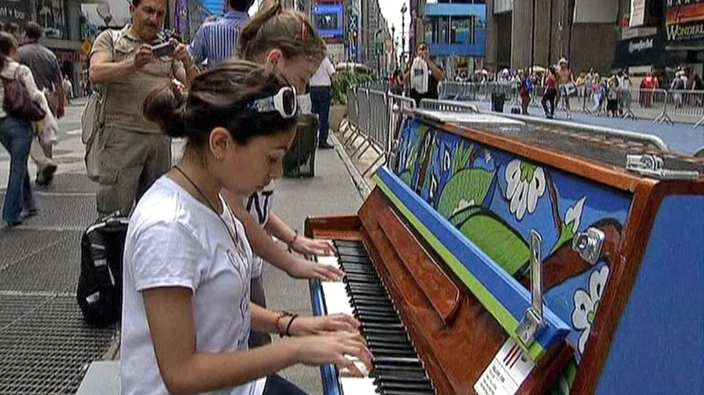 Klavíry v ulicích New Yorku