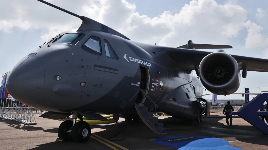 Letoun Embraer C-390 Millennium vystavený na letecké show v Singapuru (3. února 2026)