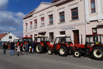 Bílovičtí si připsali nový rekord. Na náměstí zaparkovali 231 traktorů