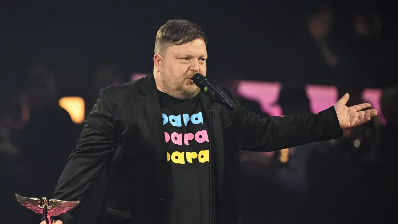 Skupina Para získala cenu za desku Pre všetko okolo v kategorii slovenské album, zpěvák Lasky (Tomáš Šedivý) převzal cenu