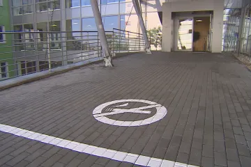 V areálech univerzit se nesmí kouřit. Respektuje to málokdo