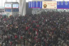 Stamiliony lidí v pohybu: Číňané cestují domů, aby oslavili příchod roku Prasete