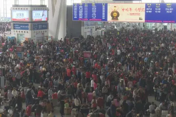 Stamiliony lidí v pohybu: Číňané cestují domů, aby oslavili příchod roku Prasete