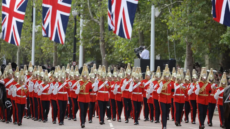 Procesí s rakví Alžběty II.