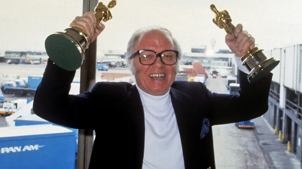 Richard Attenborough v roce 1983 s Oscary za film Gándhí