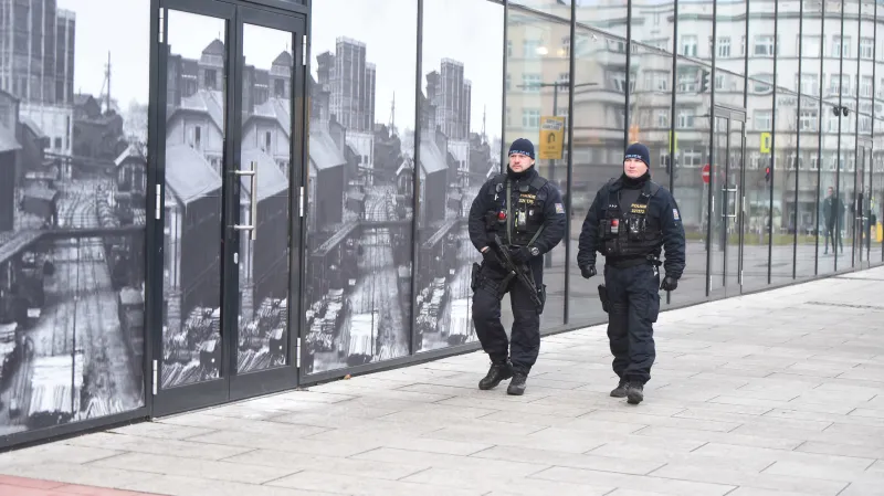 Policisté se samopalem