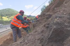 Horolezci zajišťují skálu v Moravské Třebové. Na silnici z ní padaly kameny