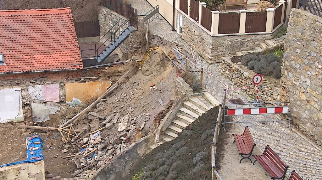 V centru Zlína spadla zeď, která nesla i část chodníku