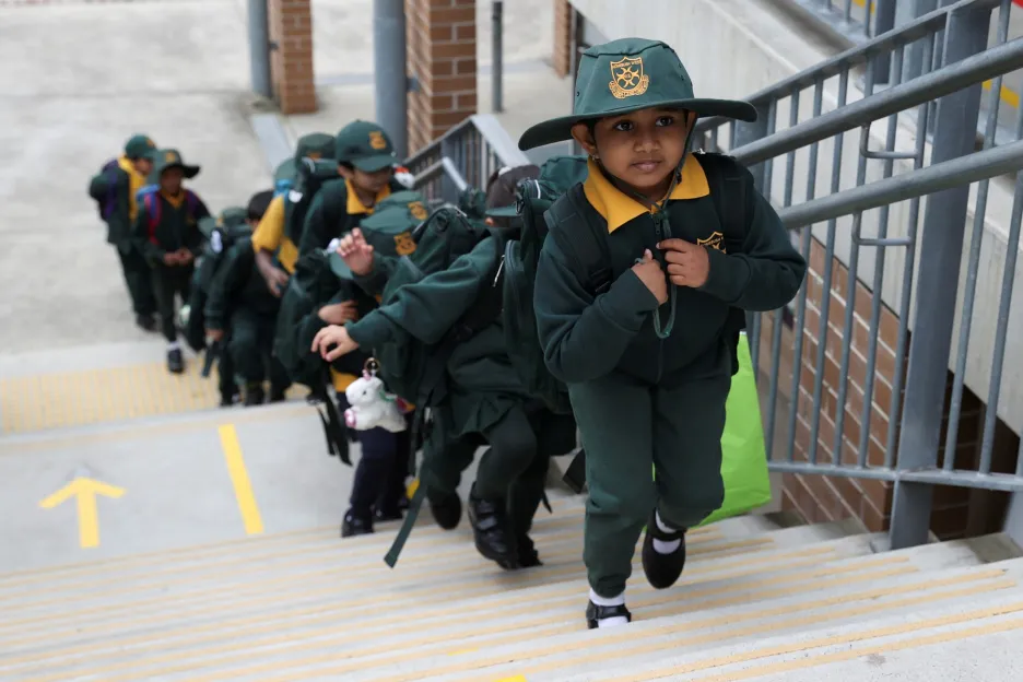 V Austrálii se po uvolnění restrikcí vrací do škol první školáci. Na snímku jsou žáci základní školy v Novém Jižním Walesu