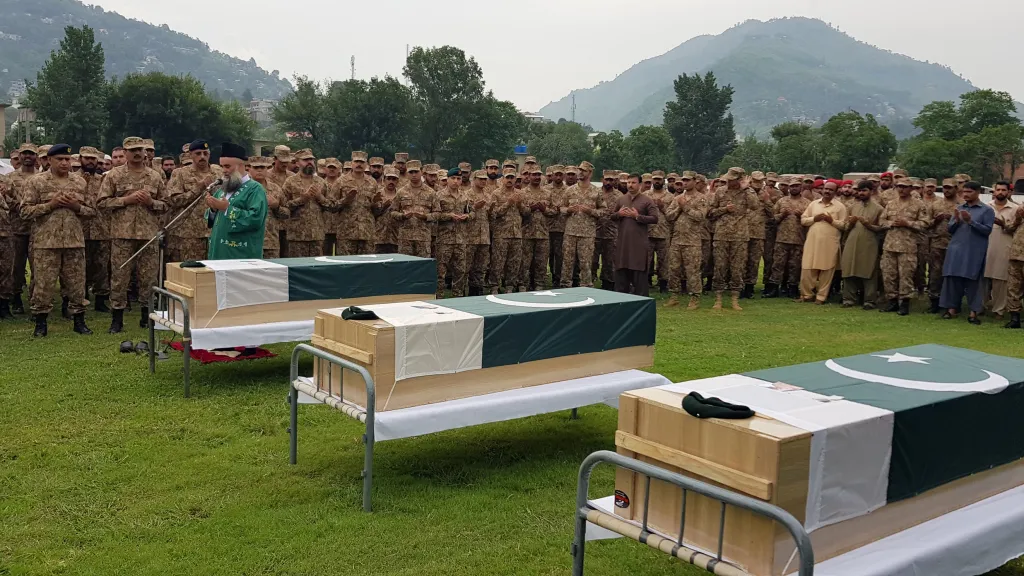 Pohřeb pákistánských vojáků zabitých u hranice s Indií