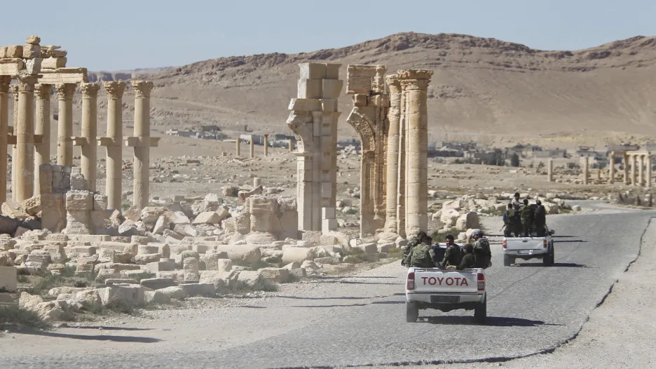 Vozy syrské armády v centru Palmýry. Archivní snímek z 1. dubna 2016