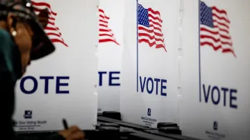 Volič ve volební místnosti v Detroitu