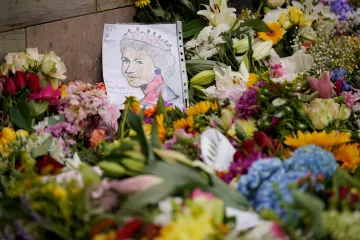 Truchlící Británii zaplavily květiny. Před Westminsterským sálem se line pětikilometrová fronta