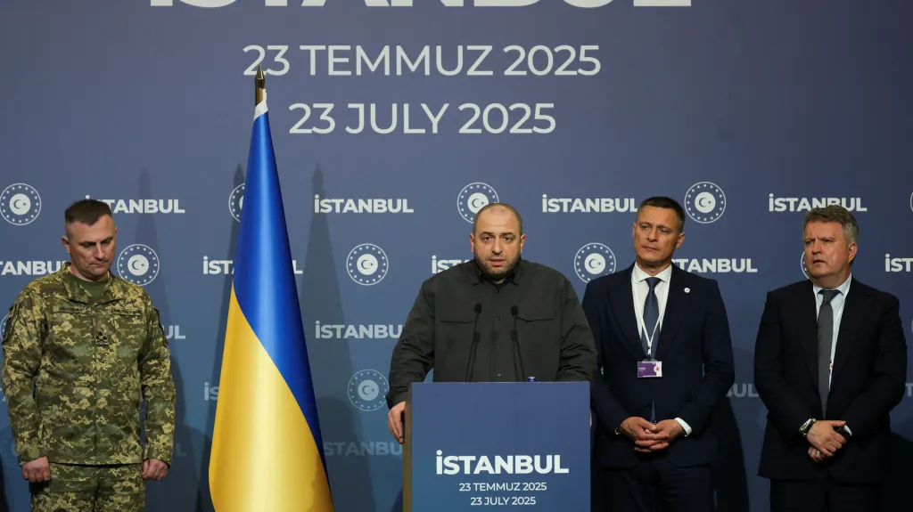 Sekretář Rady národní bezpečnosti a obrany Ukrajiny Rustem Umerov vedle členů ukrajinské delegace během tiskové konference po třetím kole mírových jednání v tureckém Istanbulu (23. července 2025)