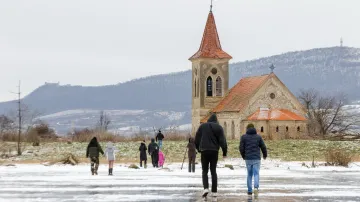 Díky zamrzlé nádrži Nové Mlýny se lidé vydali ke kostelu svatého Linharta