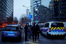 Policie zasahovala v pařížské čtvrti La Défense. Paniku vyvolala sebevražda v nákupním centru