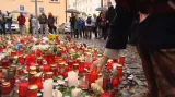 Události k útokům v Paříži: Pietní místa vznikala po celém Česku